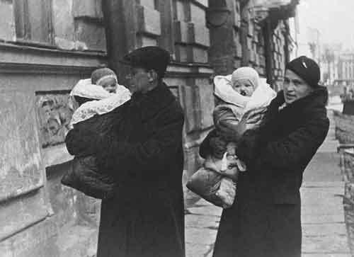Лихачёв с женой и детьми, 1937 год. 