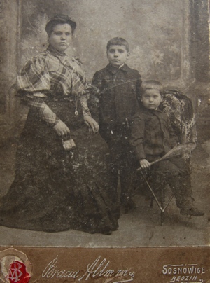 Бабушка с сыновьями Николаем и Алексеем