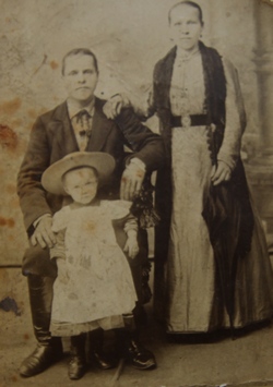 Анастасия Павловна (бабушка) и Иван Степанович (дедушка) с дочерью Анной 