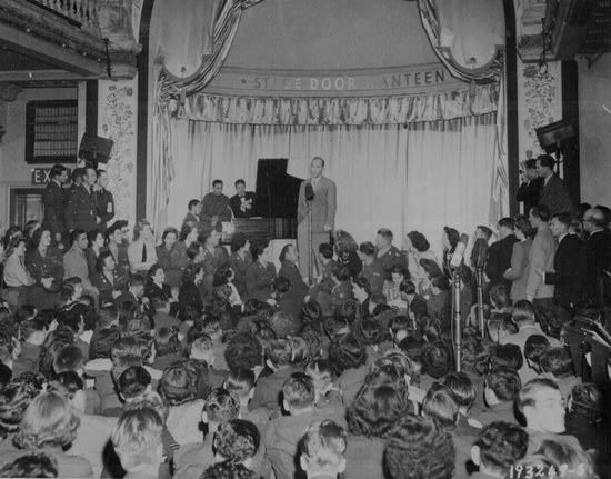 Бинг Кросби выступает в Лондоне, 1944. 