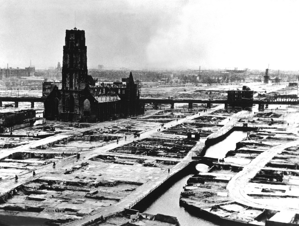 Город Роттердам после немецких бомбардировок 1940 года.