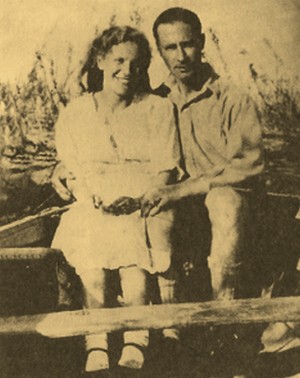 Вера и Яша-Джимми в лодке на Кегострове, 1943 г.